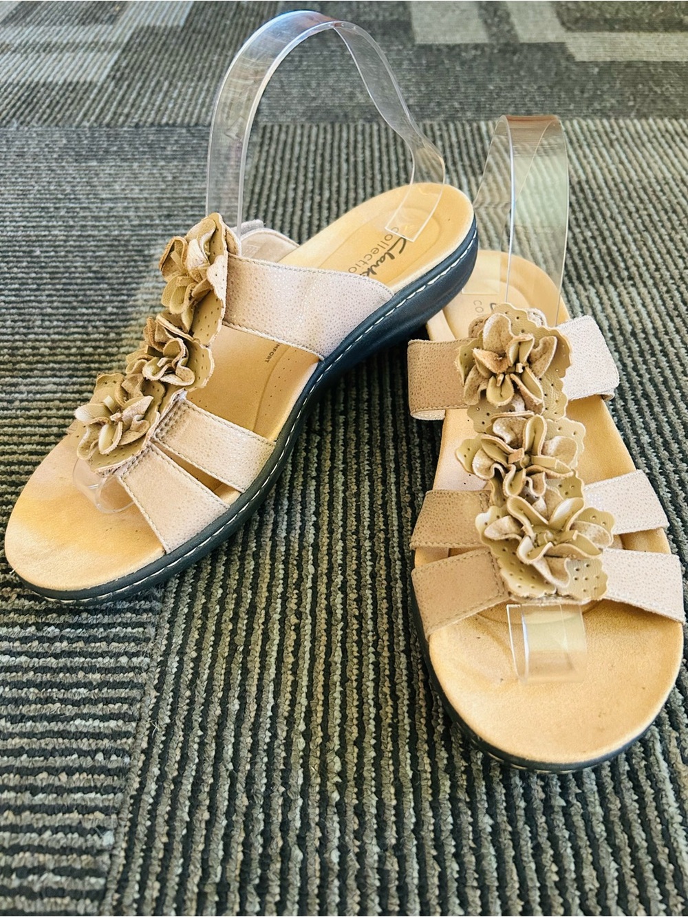 Clarks Tan Laurieann Judi Three Flowers Adjustable Flat Slides Sandals, size 9